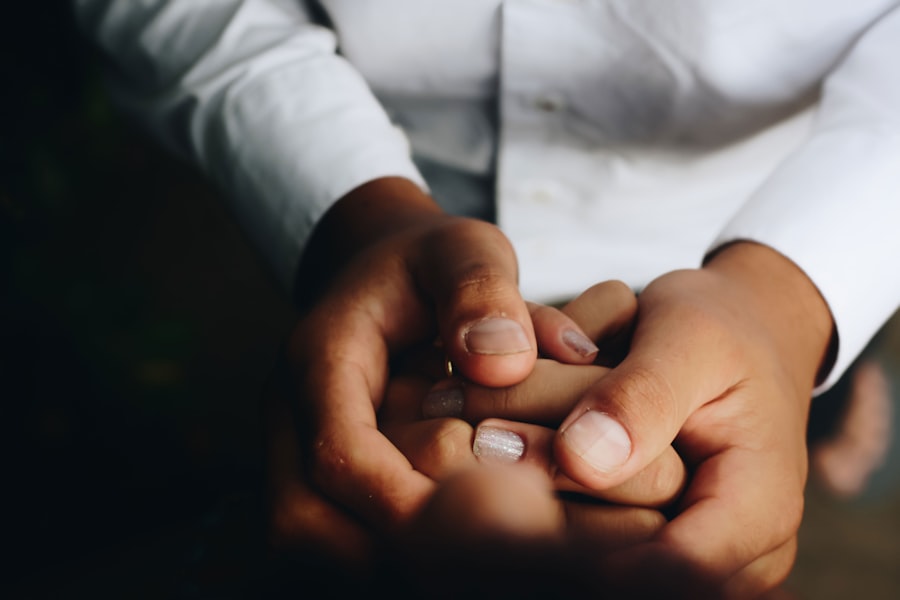Photo Holding hands