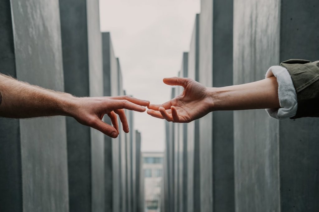 Photo Holding hands