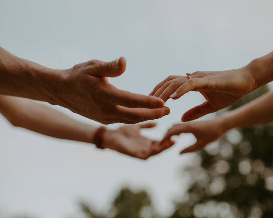 Photo Holding hands
